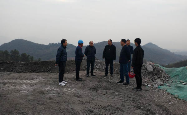 集團(tuán)公司黨委副書記、總經(jīng)理龔華東到矸石項(xiàng)目部視察 