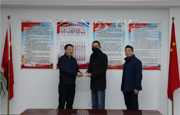 集團(tuán)公司黨委委員、副總經(jīng)理胡新付到公司走訪慰問(wèn)